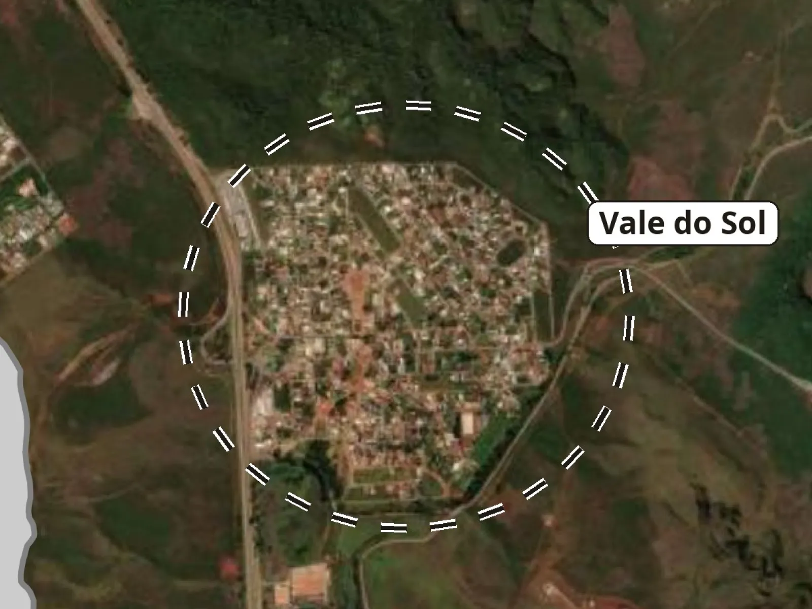 Imagem de satélite do Anexo VII do PL 2723/2026 com a malha de ruas do Vale do Sol marcada, a BR-040 a oeste e a mata em volta.