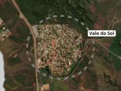 Imagem de satélite do Anexo VII do PL 2723/2026 com a malha de ruas do Vale do Sol marcada, a BR-040 a oeste e a mata em volta.