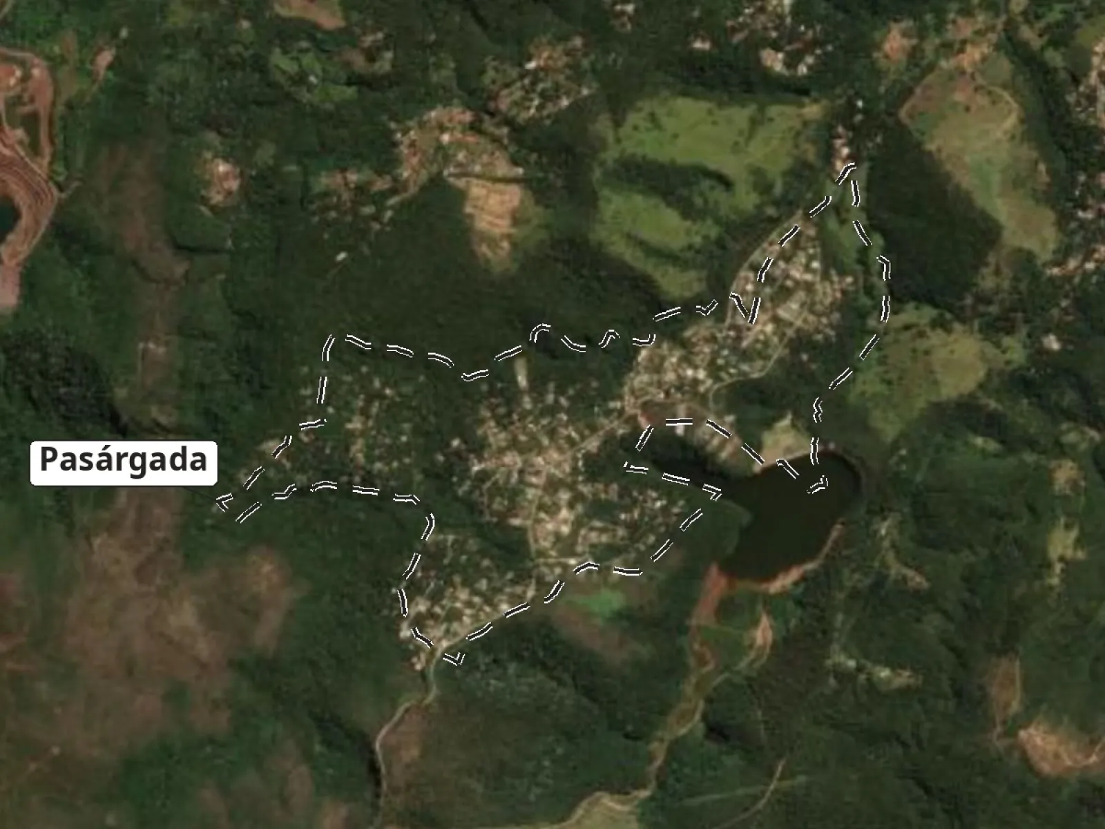 Imagem de satélite do Anexo VII do PL 2723/2026 com o contorno de Pasárgada, as casas do bairro no meio da mata, pastagens ao norte e um espelho d'água junto à divisa sudeste.