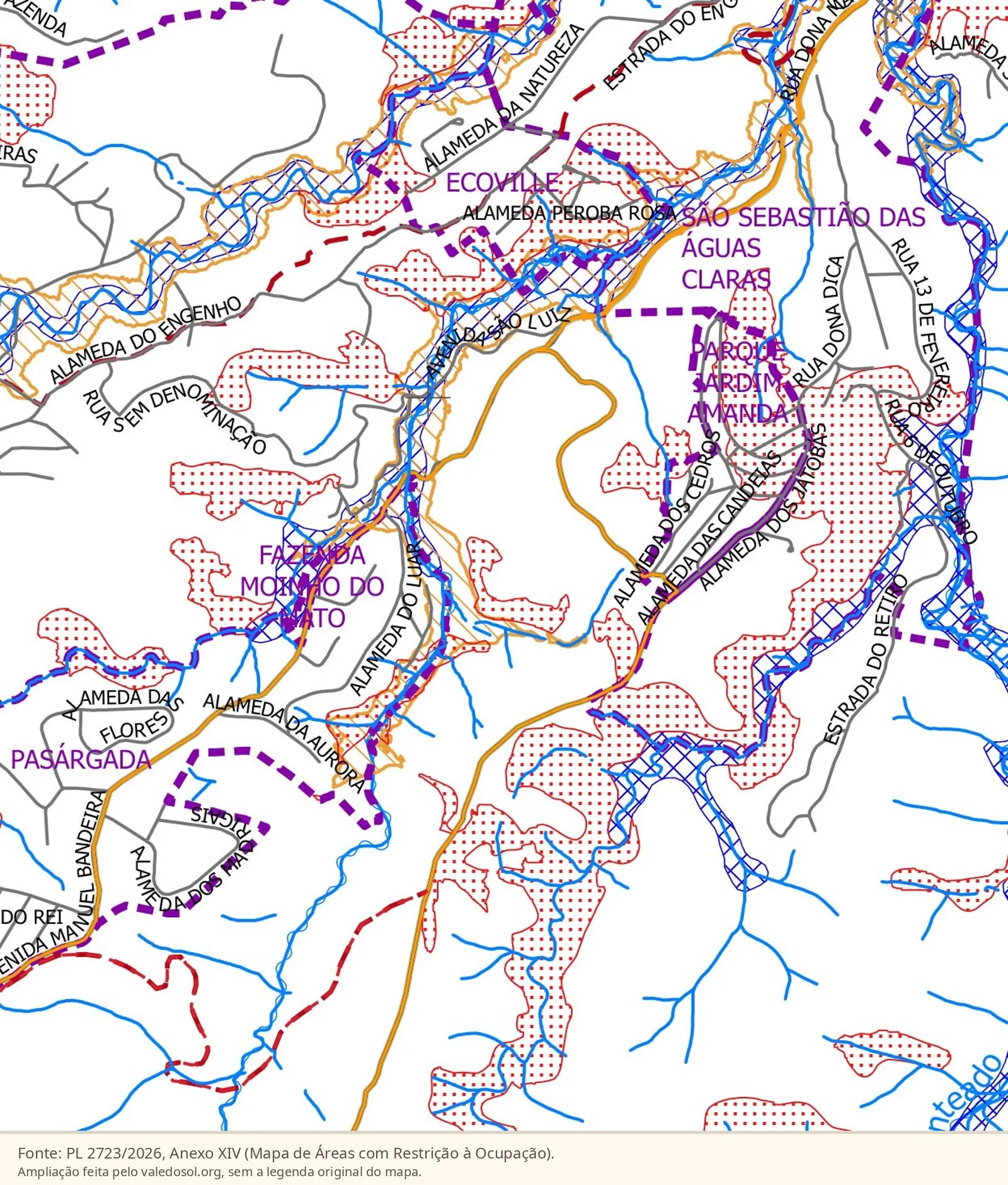 Ampliação do Anexo XIV do PL 2723/2026 entre Pasárgada e São Sebastião das Águas Claras, com a mancha de inundação por dam break em hachura laranja no vale do ribeirão, manchas de deslizamento em pontilhado vermelho e a Estrada Campo do Costa a leste.