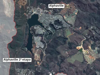 Imagem do satélite CBERS-4A de 15/06/2025 com o contorno dos dois bairros do Alphaville e o entorno; fora de Nova Lima, em cinza, com a divisa em vermelho.